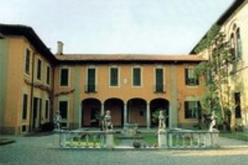 Il prospetto della villa (1985). Sulla destra è visibile l'edificio della vecchia filanda.