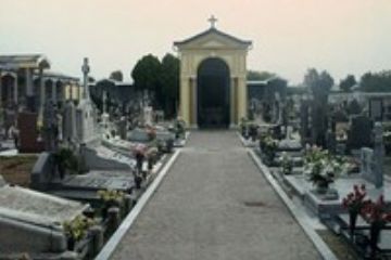 Il cimitero con la cappella dei sacerdoti